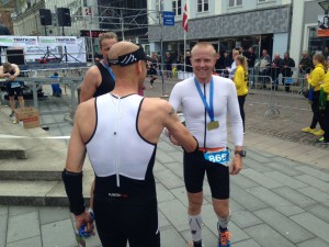 Sportsmanship - Morten tager imod Bo i mål.